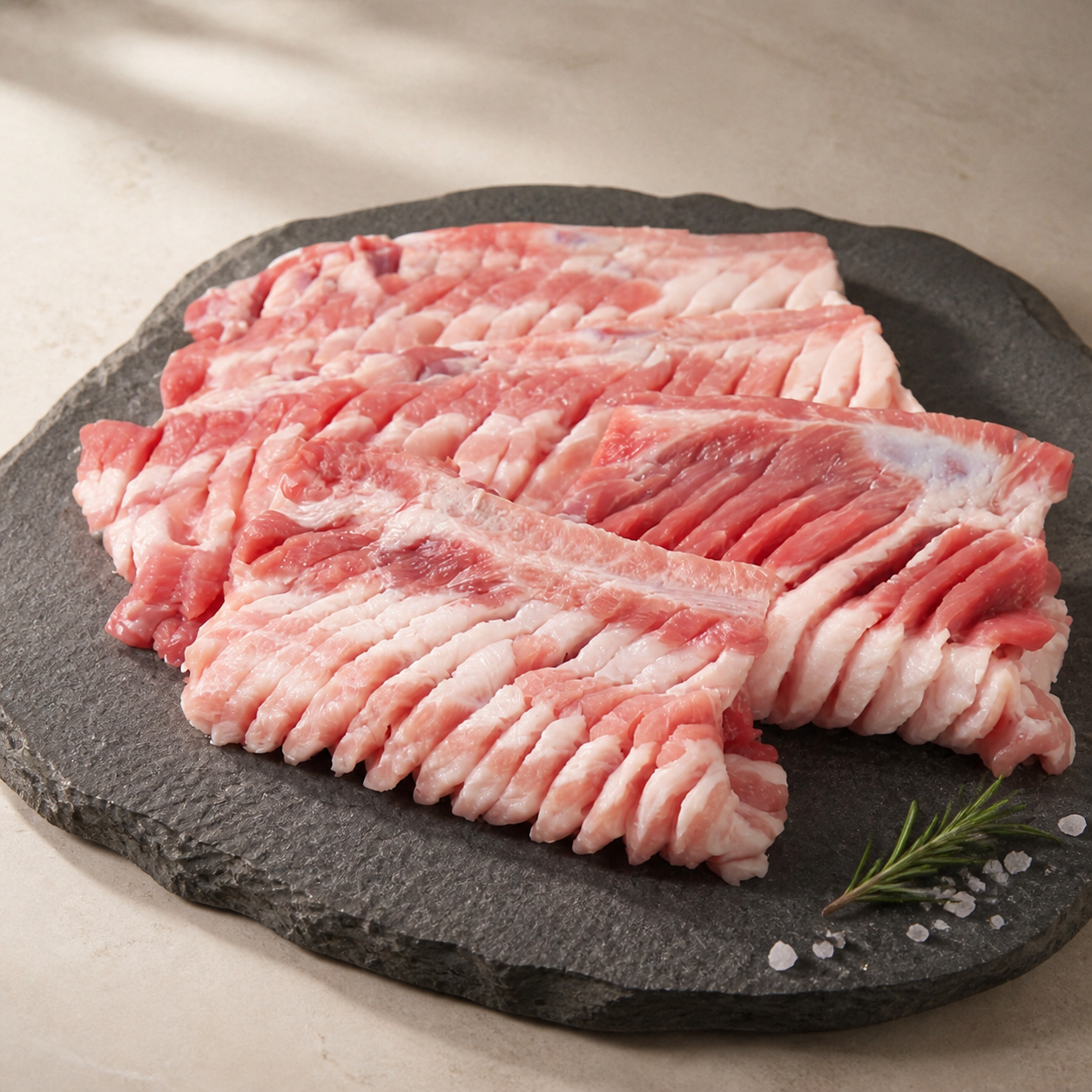촘촘한 칼집을 낸 돼지생갈비 박포갈비